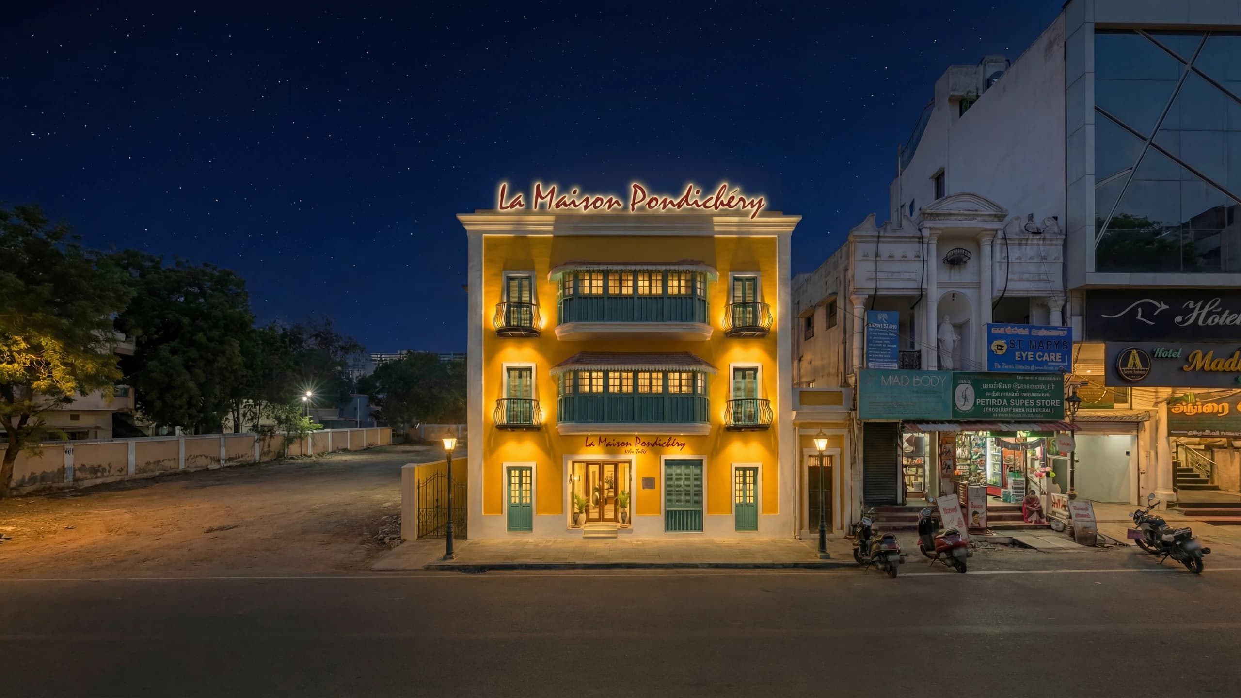 The façade of La Maison Pondichéry on Rue de Bussy